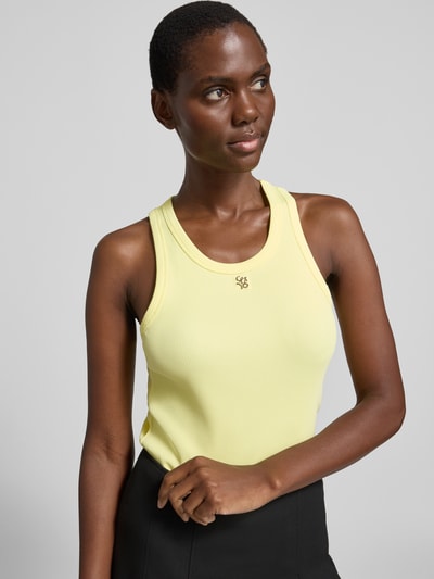 Frauenmodel trägt Slim Fit Top mit Logo-Applikation von Liu Jo White in Gelb aus elastischem Baumwoll-Mix, Rundhalsausschnitt, Nahaufnahme Oberkörper.