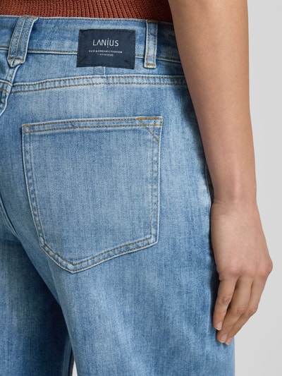 Frauenmodel trägt Jeans im Used-Look mit Eingrifftaschen von Lanius, hellblauer Baumwoll-Mix mit Stretch-Anteil, Relaxed-Fit, Detailaufnahme Rückansicht.