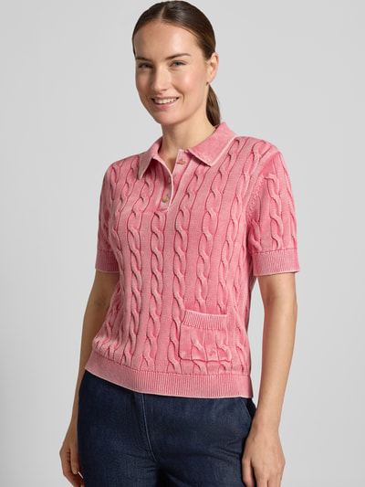 Frauenmodel trägt Slim Fit Poloshirt aus reiner Baumwolle von Jake*s Casual in Rosa mit Strickstruktur, Nahaufnahme Oberkörper.