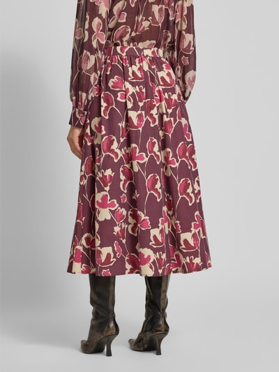 Frauenmodel trägt Regular Fit Midirock in A-Linie von Jake*s Collection aus Baumwoll-Mix mit floraler Allover-Print, Reißverschluss, Rückansicht Ganzkörperansicht.