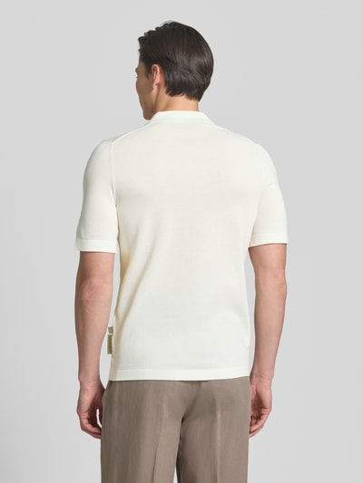 Männermodel trägt Regular Fit Poloshirt aus reiner Baumwolle Marc O'Polo × DFB Travel Collection in Unifarbe, Ganzkörperansicht Rückansicht