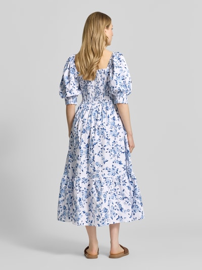 Frauenmodel trägt Midikleid mit Karree-Ausschnitt und Puffärmeln von Apricot, Baumwoll-Elasthan-Mix, A-Linie, Allover-Look, Ganzkörperansicht Rückansicht.
