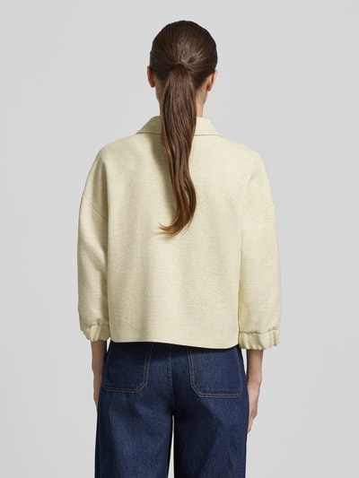 Vrouwenmodel draagt Regular Fit jack met viscose van More & More in lichtgeel met structuurpatroon, 3/4-mouw, rugaanzicht, dames jack