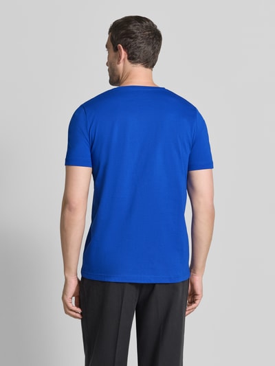 Männermodel trägt T-Shirt mit Rundhalsausschnitt und Label-Stitching von Fynch-Hatton in Blau, Regular Fit, reine Baumwolle, Ganzkörperansicht Rückansicht