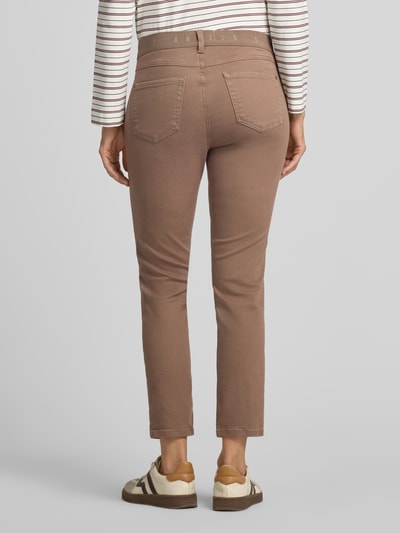 Frauenmodel trägt Slim Fit Jeans aus Baumwoll-Mix Modell 'ORNELLA SPORTY' von ANGELS in Braun, glatte Textur, Ganzkörperansicht Rückansicht, Damen Slim Fit Jeans von ANGELS.