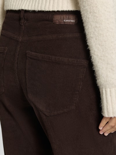 Männermodel trägt Balloon Fit Cordhose aus Baumwoll-Mix Modell '94VIA' von GANG in Dunkelbraun, sichtbare Rippenstruktur, Detailaufnahme, Damen Cordhose von GANG