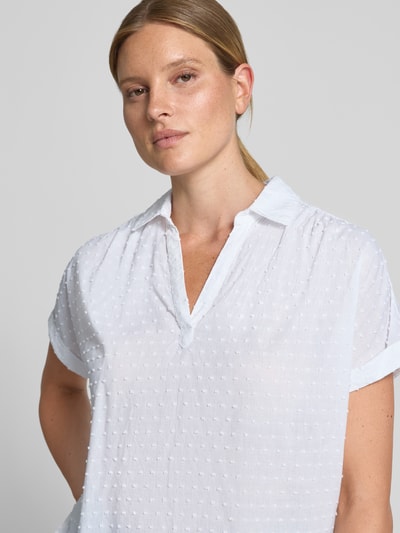 Frauenmodel trägt Regular Fit Bluse im Allover-Look mit V-Ausschnitt von Christian Berg Woman, reine Baumwolle, Nahaufnahme Oberkörper.