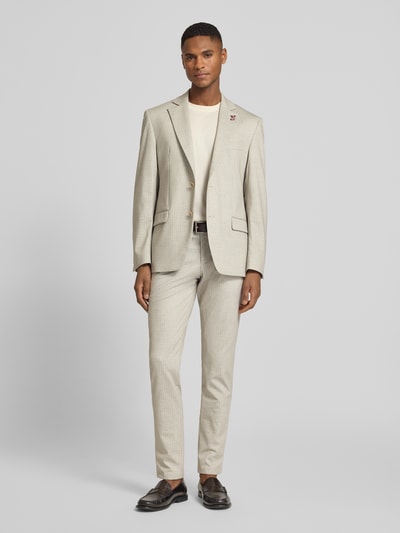 Männermodel trägt Slim Fit 2-Knopf-Sakko mit Pattentaschen von ATELIER TORINO in Beige, Material-Mix mit Baumwoll-Anteil, Ganzkörperansicht von vorne.