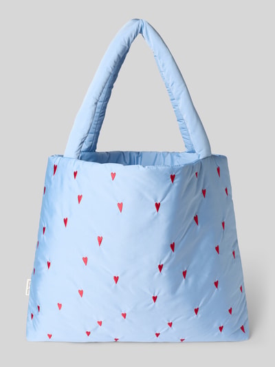 Produktfoto, Tote Bag mit Allover-Motiv-Stitching Modell 'Puffy' von STUDIO NOOS, hellblau mit roten Herzen, Damen Bag, Breite 57 cm, Länge 43 cm, Tiefe 8 cm, Länge Schulterriemen 72 cm, offenes Hauptfach, Tragehenkel, strukturierte Oberfläche.