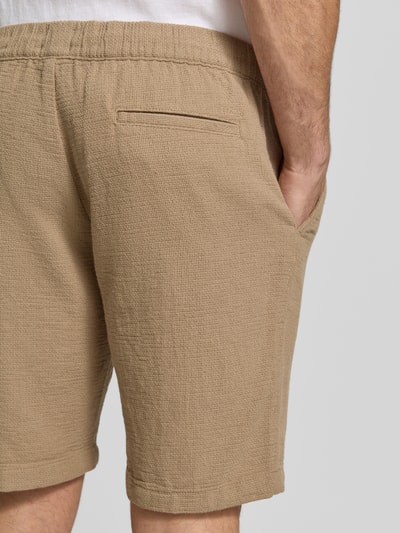 Männermodel trägt Shorts mit elastischem Bund und Tunnelzug von MCNEAL aus Baumwoll-Mix, Regular-Fit, Detailaufnahme Rückansicht.