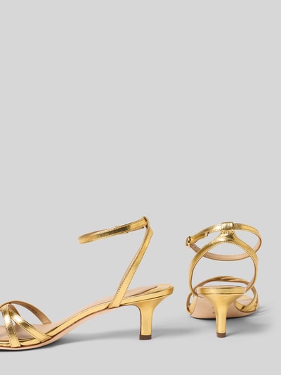 Produktfoto, Sandalen mit Dornschließe Modell 'KENDYL' von Lauren Ralph Lauren in Glänzend-Optik, abgerundete Schuhspitze, Kitten-Heel-Absatz, glatte Sohle, echtes Rindsleder, goldfarbene Töne, filigrane Riemchen mit feiner Textur.