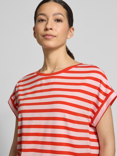 Frauenmodel trägt Oversized T-Shirt mit Label-Detail von Smith and Soul, rot-weiß gestreift, Baumwoll-Mix mit Lyocell-Anteil, Nahaufnahme Oberkörper.