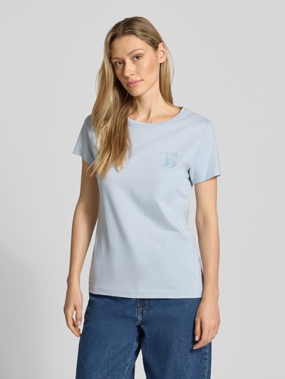Frauenmodel trägt Regular Fit T-Shirt aus reiner Baumwolle Modell 'C-Elove_4' von BOSS Orange, Optik: Unifarben, Label-Schriftzug, Rundhals, Kurzarm, Materialverarbeitung: Jersey, Ganzkörperansicht von vorne.