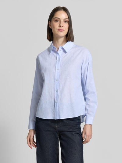 Frauenmodel trägt Regular Fit Hemdbluse mit Leinen-Anteil von Rich & Royal in Hellblau, Baumwoll-Mix, Hemdblusenkragen, durchgängige Knopfleiste, Langärmelig, Rückenlänge 66 cm, Ärmellänge 52 cm, Ganzkörperansicht von vorne.