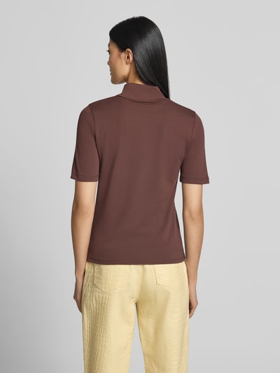 Vrouwenmodel draagt Slim Fit T-Shirt aus Baumwoll-Mix van Marc Clain in bruin, katoenmix, siersteentjes, ruglengte maat 36: 56 cm, Ganzkörperansicht Rückansicht