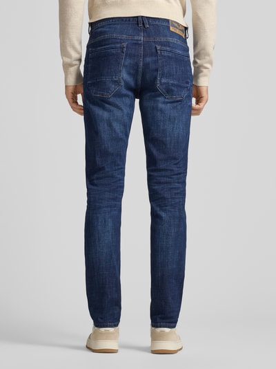 Männermodel trägt Jeans mit 5-Pocket-Design von PME Legend aus Baumwoll-Mix mit Stretch-Anteil, Slim-Fit, Ganzkörperansicht Rückansicht.