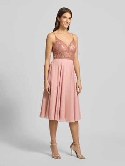 Frauenmodel trägt Regular Fit Minikleid mit Ziersteinbesatz von Hey Kyla, semitransparentes Design, V-Ausschnitt, Ganzkörperansicht von vorne.