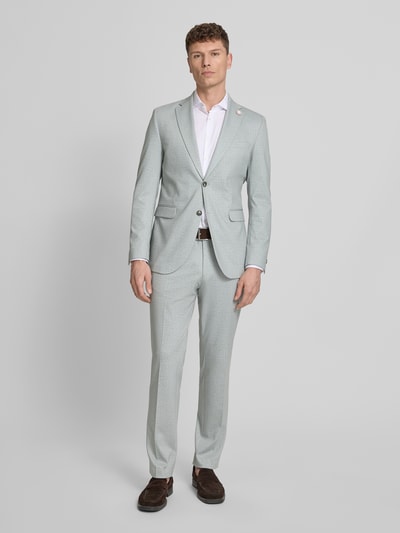 Männermodel trägt Slim Fit Stoffhose mit Viskose-Anteil Modell 'Paco' von CG - Club of Gents in Hellgrau, Anzug-Stoff, Bügelfalten, Eingriffstaschen, Gesäßtasche, Knopf- und Reißverschluss, Ganzkörperansicht von vorne, Elastischer-Material-Mix, Bundweite bei Größe 50: 45 cm, Innenbeinlänge bei Größe 50: 80 cm.