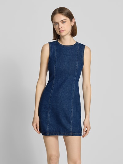 Frauenmodel trägt Jeanskleid mit Rundhalsausschnitt Modell 'LIV' von Topshop, figurnaher Schnitt, reine Baumwolle, Vorderansicht Ganzkörperansicht.