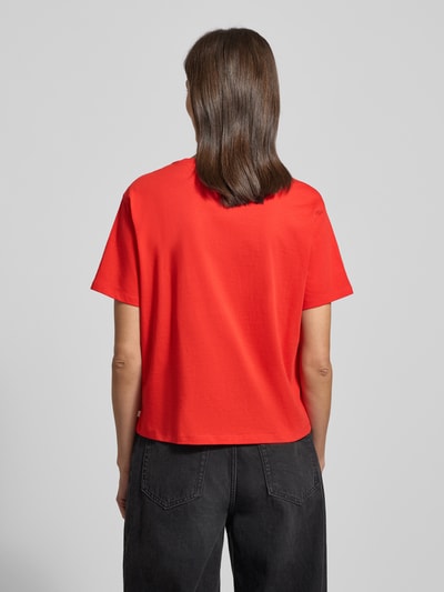 Frauenmodel trägt Oversized T-Shirt aus reiner Baumwolle von Tom Tailor Denim in Unifarben, Kurzarm, Rundhals, Passform Oversized, Motiv-Print, reine Baumwolle, Ganzkörperansicht Rückansicht.