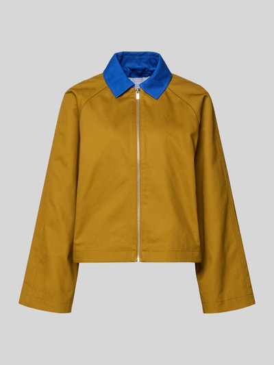 Produktfoto, krótka kurtka Barn-Jacket z kontrastowym kołnierzem - curated by Tinvcb od SIC, bawełna, krój relaxed fit, kołnierz wykładany, zamek błyskawiczny, długość pleców w rozmiarze 36: 56 cm, szerokość ramion w rozmiarze 36: 44 cm, szerokość klatki piersiowej w rozmiarze 36: 60 cm, długość rękawa w rozmiarze 36: 57 cm, kolor musztardowy z niebieskim kołnierzem, gładka faktura