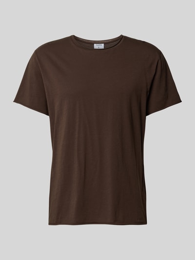 Produktfoto, braunes T-Shirt mit Rundhalsausschnitt von Filippa K aus reiner Baumwolle, Regular Fit, Rollsaum, kurzärmeliges Design.