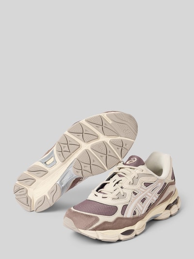 Produktfoto, Sneakersy 'Sneaker mit Kontrastbesatz' od ASICS w beżowych i brązowych tonach, profilowana podeszwa, obszycie w kontrastowym kolorze, zaokrąglony kształt, wiązanie, wysokość obcasa w rozmiarze 44: 4 cm, wysokość cholewki w rozmiarze 44: 8 cm, szerokość cholewki w rozmiarze 44: 10 cm