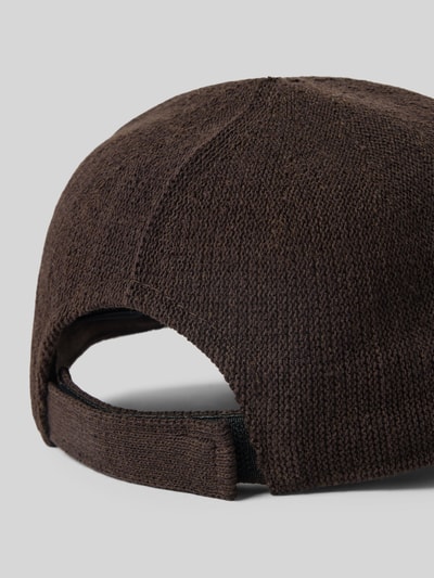 Produktfoto, Base Cap mit Strukturmuster Modell 'Bisune' von Someday in dunklem Braun aus Baumwoll-Mix mit Klettverschluss und dezenter Textur.