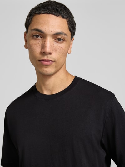 Männermodel trägt T-Shirt mit Rundhalsausschnitt Modell 'ORGANIC' von JACK & JONES in Schwarz, reine Baumwolle, Nahaufnahme Oberkörper.