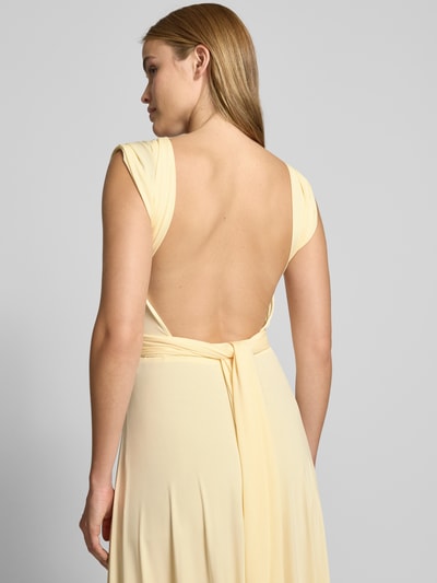 Frauenmodel trägt Abendkleid mit rückseitiger Bindung und V-Ausschnitt von Rose Avenue, Taillierter Schnitt, Maxikleid, Drapierungen, überkreuzte Träger, Rückseite, Rückenlänge bei Größe S: 22 cm, Brustweite bei Größe S: 34 cm, Ganzkörperansicht Rückansicht.