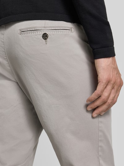 Männermodel trägt Hose mit Gesäßtaschen von Christian Berg Men, mieszanka bawełny i elastanu, krój slim fit, wpuszczane kieszenie, kieszenie z tyłu, szerokość w rozmiarze 50: 45 cm, długość wewnętrzna nogawki w rozmiarze 50: 80 cm, detailaufnahme tyłu