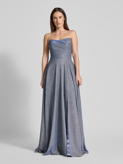 Modelka prezentuje Regular Fit Abendkleid in Glitzer-Optik von Luxuar, efekt błyszczący, krój regular fit, linia A, rozcięcie, wiązanie, taliowany, zakładki w pasie, długość tyłu w rozmiarze 36: 134 cm, szerokość klatki piersiowej w rozmiarze 36: 31 cm, sukienka wieczorowa, widok całej sylwetki z przodu