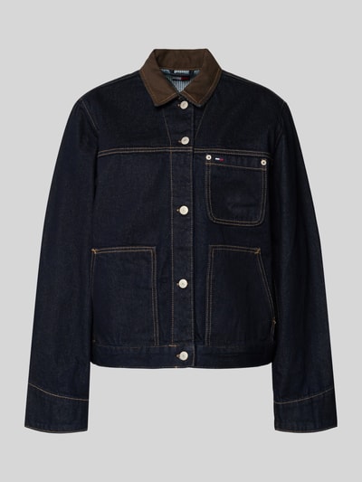 Produktfoto, Oversized Jeansjacke aus reiner Baumwolle von Tommy Jeans in dunkelblauem Denim, unifarben, sichtbare Nähte, Logo-Detail, aufgesetzte Taschen