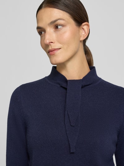 Frauenmodel trägt Regular Fit Pullover aus Woll-Mix mit Kaschmir-Anteil von Rich & Royal in Dunkelblau, Strick-Optik, Nahaufnahme Oberkörper.