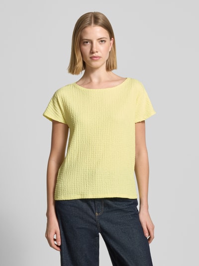 Frauenmodel trägt T-Shirt mit Strukturmuster und Rundhalsausschnitt von Betty Barclay in Gelb, Material-Mix mit Stretch-Anteil, Regular-Fit, Ganzkörperansicht von vorne, Rückenlänge bei Größe 36: 48 cm.