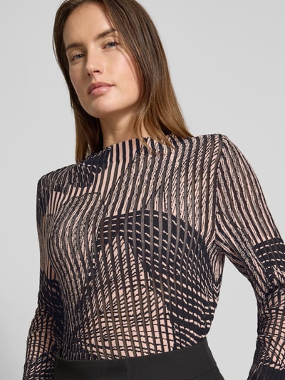 Kobieta modelka ma na sobie Strickpullover mit Stehkragen od Marc Cain z mieszanki wiskozy i bawełny, wzór w czarne linie, slim fit, zbliżenie na górną część ciała.