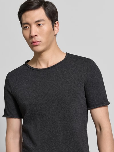 Männermodel trägt Slim Fit T-Shirt mit Rundhalsausschnitt Modell 'Sonoma' von American Vintage in Schwarz, reine Baumwolle, Nahaufnahme Oberkörper.