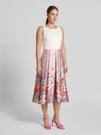Frauenmodel trägt Knielanges Cocktailkleid im Allover-Look von SWING, Material-Mix mit Stretch-Anteil, A-Linie, Ganzkörperansicht von vorne.