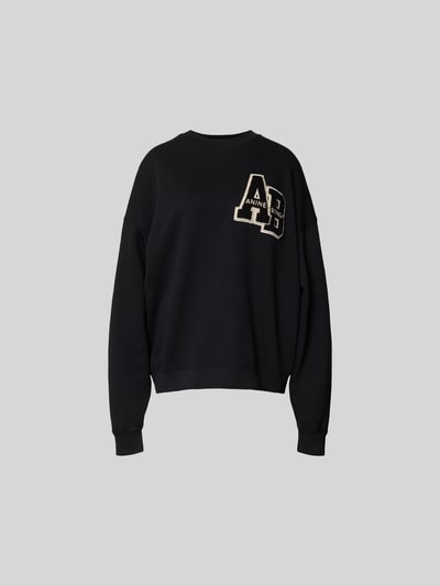 Produktfoto, Oversized Sweatshirt mit Logo-Detail von Anine Bing, Damen Sweatshirt aus reiner Baumwolle, oversized Fit, Rundhalsausschnitt, elastische Abschlüsse, Rückenlänge 64 cm, schwarze Farbe, weiche Textur.