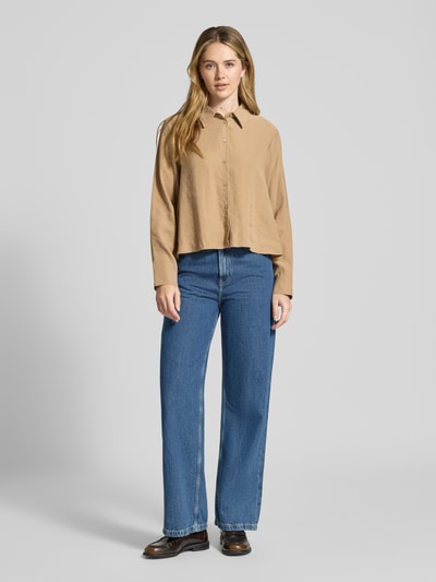 Modelka nosi Relaxed Fit Bluse aus Modal-Mix Modell 'Flowy' od OPUS, beżowa, prosty krój, kołnierz koszulowy, zapięcie na guziki, długość tyłu w rozmiarze 36: 55 cm, długość rękawa w rozmiarze 36: 60 cm, gładka tekstura, widok całej sylwetki z przodu