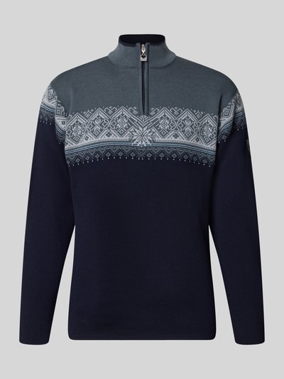 Produktfoto, Wollpullover mit Troyer-Kragen Modell 'Moritz' von Dale of Norway aus reiner Wolle in Dunkelblau und Grau mit Muster, gerader Schnitt, Label-Detail, Rückenlänge 72 cm, Ärmellänge 64 cm