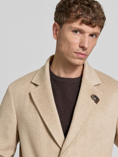 Männermodel trägt Regular Fit Mantel aus Woll-Mix Modell 'Morris' von JOOP! COLLECTION in Beige, brauner Pullover, Nahaufnahme Oberkörper.