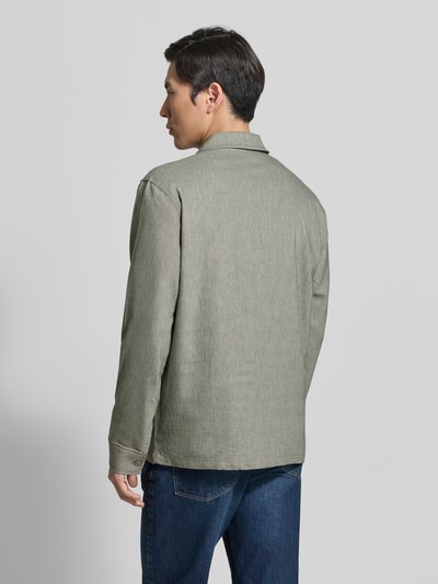 Męski model nosi Regular Fit Hemdjacke mit Kentkragen Modell 'BRO' von Casual Friday, mieszanka materiałów z lnem, krój regular fit, brustasza, długość tyłu w rozmiarze M: 71 cm, zielony, gładka tekstura, całkowity widok z tyłu.