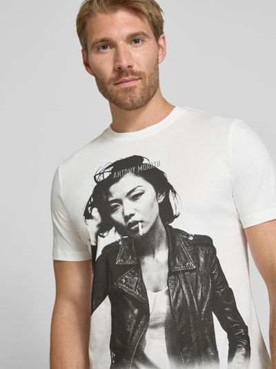 Männermodel trägt Regular Fit T-Shirt aus reiner Escorial-Wolle von Antony Morato, weiß mit Label-Print, Rundhalsausschnitt, Nahaufnahme Oberkörper.