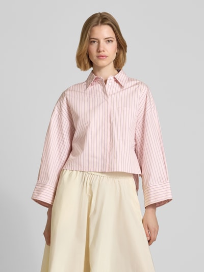 Frauenmodel trägt Boxy Fit Hemdbluse aus reiner Baumwolle Modell 'VELOCE' von MAX&Co., gestreift, Optik: Allover-Muster, Ganzkörperansicht von vorne.