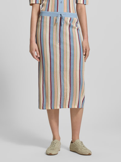 Vrouwenmodel draagt midirok in tricotlook van Jake*s Casual, gestreept, nauwsluitende pasvorm, elastische band met tunnelkoord, totale lengte 76 cm, bandwijdte 42 cm bij maat 38, geheelopname van voren
