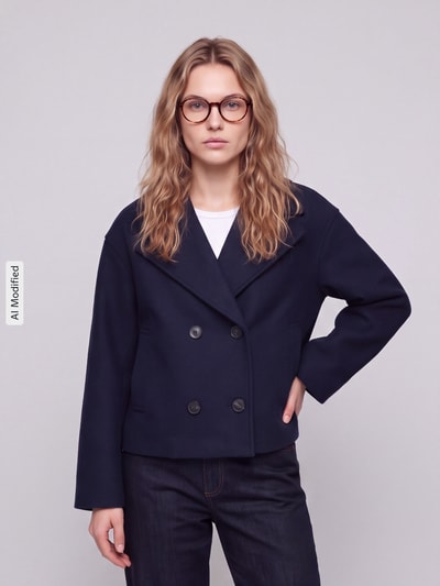 Kobiece model prezentuje trencz z długim rękawem, kolor: jednokolorowy, kołnierz z połami, listwa guzikowa 2-rzędowa, boczne kieszenie, Trenchcoat mit doppelreihiger Knopfleiste od VERO MODA, widok całej sylwetki z przodu, KI-modifiziertes Bild.