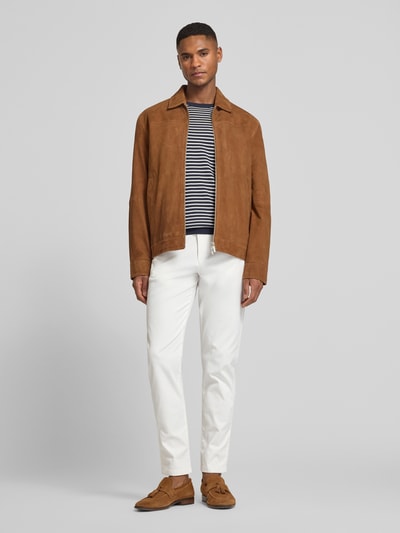 Männermodel trägt Slim Fit Chino aus Baumwoll-Mix von SELECTED HOMME, Optik: Unifarben, weiß, mit seitlichen Eingrifftaschen, Ganzkörperansicht von vorne.