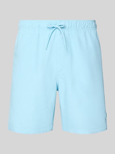 Produktfoto, hellblaue Badehose mit Label-Patch Modell 'Mike' von Shiwi, elastischer Bund mit Kordelzug, Gesäßleistentasche, lockerer Schnitt