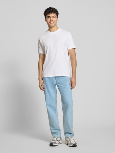 Męski model nosi Straight Fit Jeans aus reiner Baumwolle Modell 'JONAH' von Hugo Blue w stylizowanej na denim optyce, szlufki na pasek, 5 kieszeni, zapięcie na guzik i kryty zamek błyskawiczny, materiał: czysta bawełna, widok całej sylwetki z przodu.